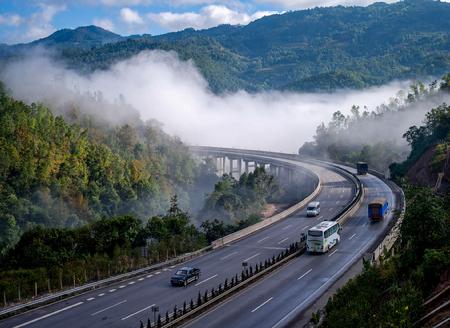 2012年12月,昆曼公路普洱至小勐养的一段。这是我国唯一穿越热带雨林的高速公路,车行其间,犹如置身热带画卷之中,被称为“生态旅游公路”。2017年,随着小勐养至磨憨高速公路的全线贯通,昆曼公路中国境内实现全程高速。