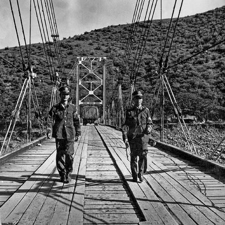 1986年11月,红河大峡谷,作为战备公路的昆洛公路元江吊桥上新增了两名公路警察巡逻,以确保大桥安全。