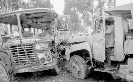 1986年4月,昆洛公路峨山小街岔路附近,一辆满载货物的货车撞上了一辆满载旅客的大巴车,造成严重交通事故。随着交通量的逐年加大,公路上天灾人祸频发,人们疾呼“车祸猛于虎”。