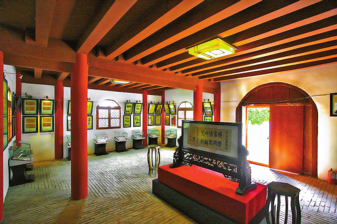 中山大学澄江办学纪念馆一楼展厅.jpg