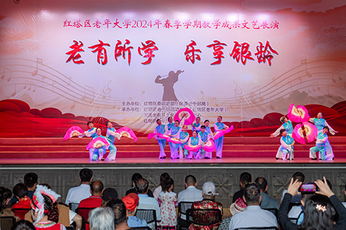 文艺表演展银龄风采.jpg