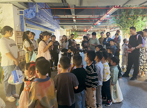 幼儿走进展览馆感受家乡发展变化.jpg