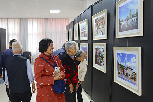 离退休干部书画摄影展开展.jpg