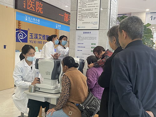 公益活动关爱老年人眼健康.jpg