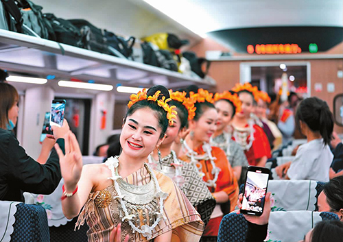 搭乘“钢铁巨龙” 奏响发展新乐章2.jpg