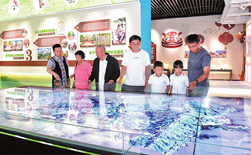搭乘“钢铁巨龙” 奏响发展新乐章4.jpg