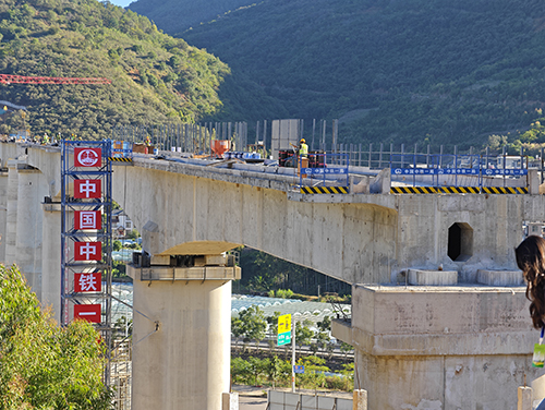 大化产业园区铁路专用线工程有序有力推进.jpg
