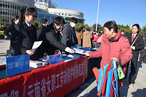 推动宪法精神融入群众日常生活.jpg