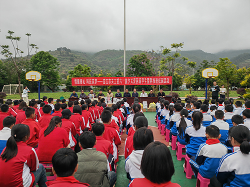 关爱困境学生暨科技进校园活动开展.jpg