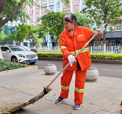 扫帚起落间播种诚信种子 廿一载坚守浇灌文明之花.jpg