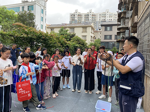 防震演练进社区 筑牢安全防护网.jpg