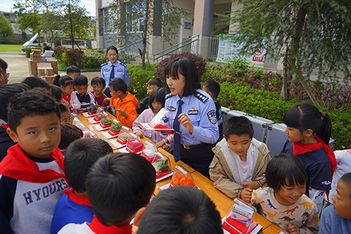 禁毒宣传进校园.jpg 禁毒宣传进校园.jpg