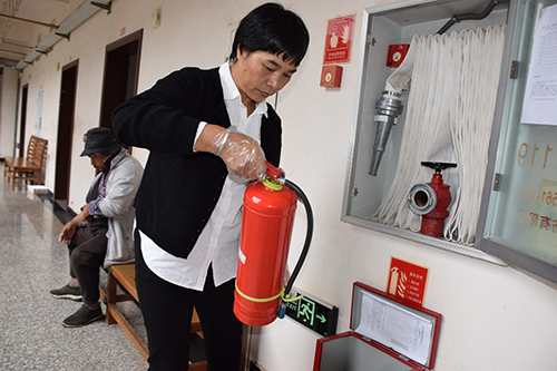 —— —记华宁县社会福利与救助中心安保员李玉萍.jpg —— —记华宁县社会福利与救助中心安保员李玉萍.jpg