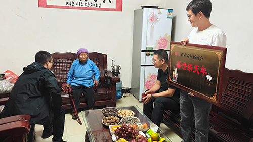 慰问百岁老人 送上美好祝福.jpg 慰问百岁老人 送上美好祝福.jpg