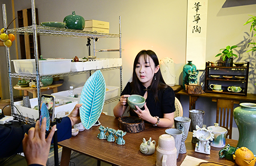 直播带货助古陶“出圈”.jpg 直播带货助古陶“出圈”.jpg