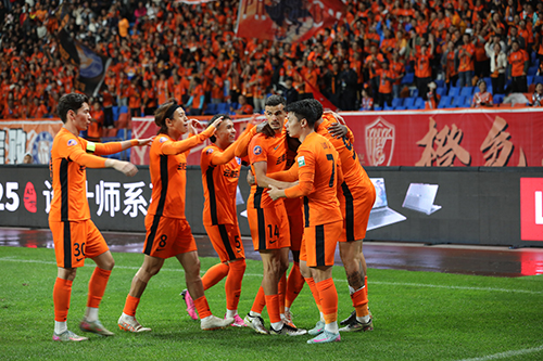 雨中激战热情不减 “高原主场”圆满收官.jpg