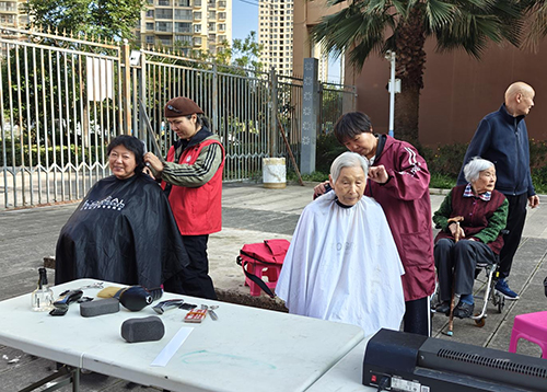 多彩敬老活动传递社会关爱.jpg 多彩敬老活动传递社会关爱.jpg